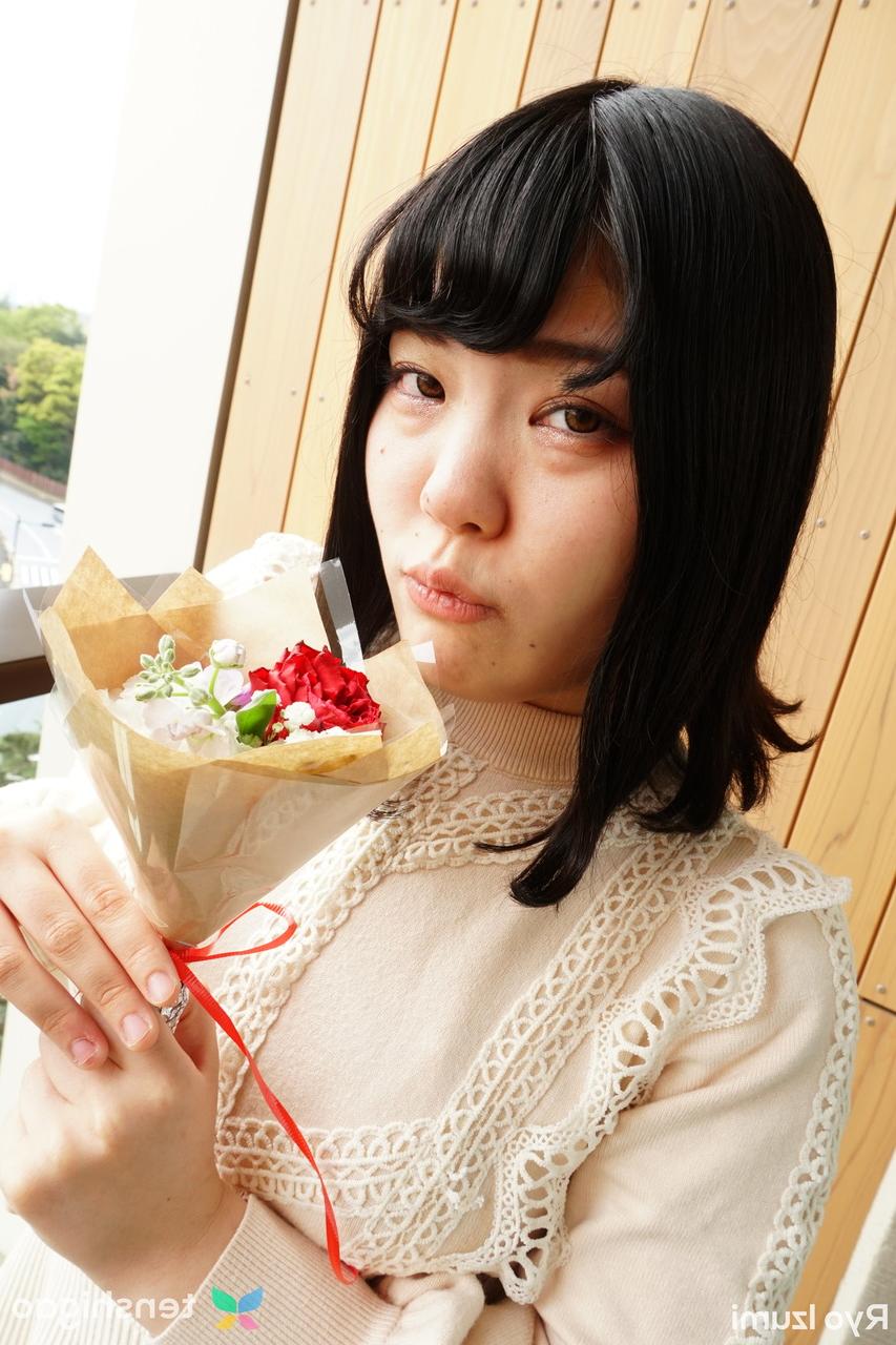 15P Das bezaubernde japanische Mädchen Ryo Izumi hält einen Blumenstrauß in der Hand, während sie nicht nackt ist