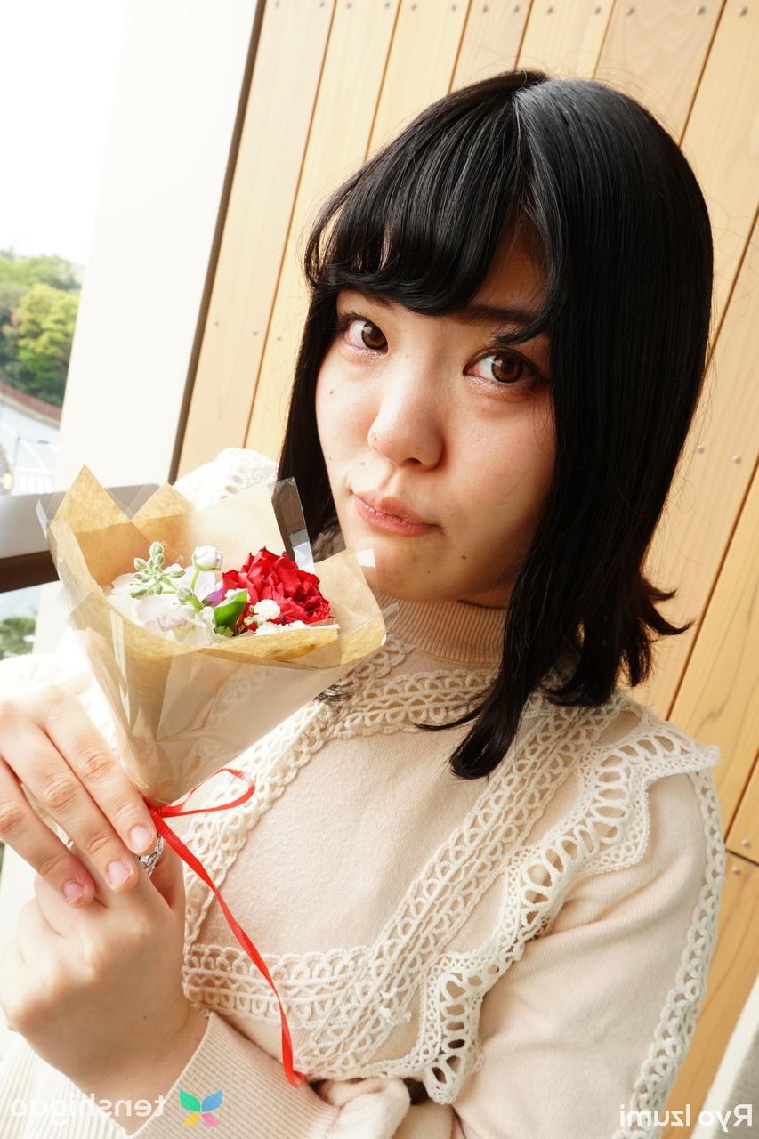 15P Das bezaubernde japanische Mädchen Ryo Izumi hält einen Blumenstrauß in der Hand, während sie nicht nackt ist