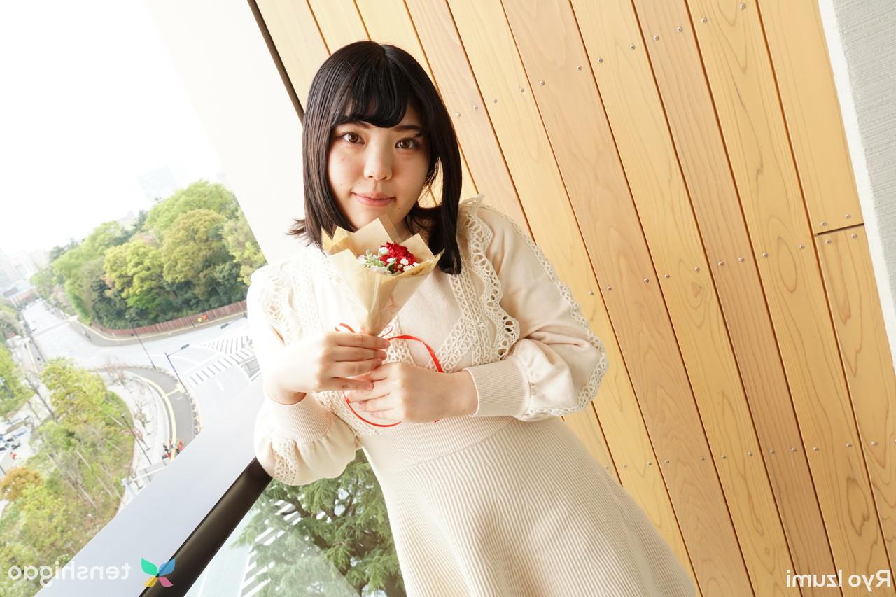 15P Das bezaubernde japanische Mädchen Ryo Izumi hält einen Blumenstrauß in der Hand, während sie nicht nackt ist