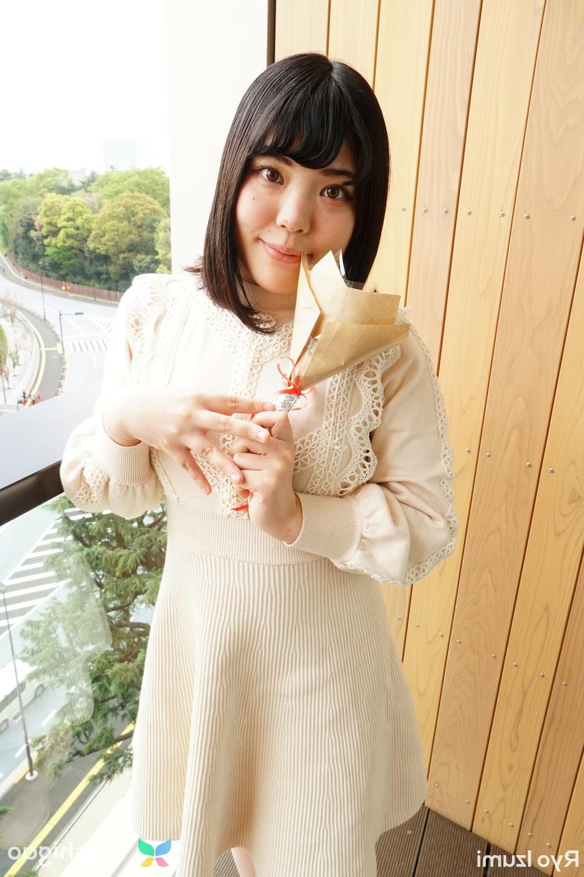 15P Das bezaubernde japanische Mädchen Ryo Izumi hält einen Blumenstrauß in der Hand, während sie nicht nackt ist