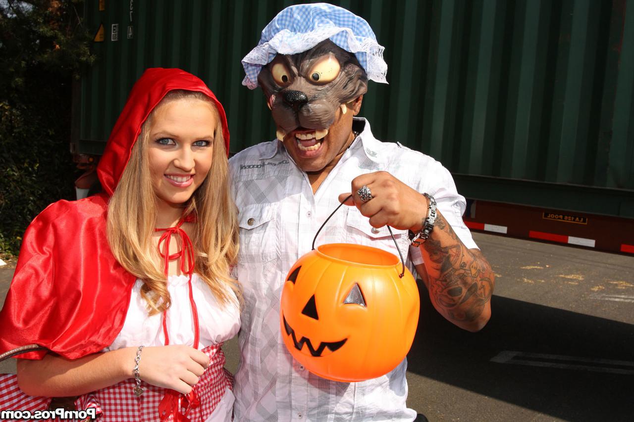 17P La pequeña bombón de Halloween Laci Laine disfrazada recibe un gran regalo negro