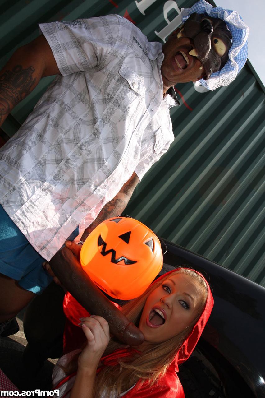 17P La pequeña bombón de Halloween Laci Laine disfrazada recibe un gran regalo negro
