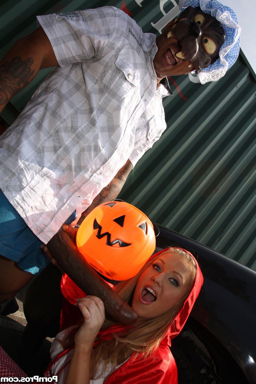 17P La pequeña bombón de Halloween Laci Laine disfrazada recibe un gran regalo negro