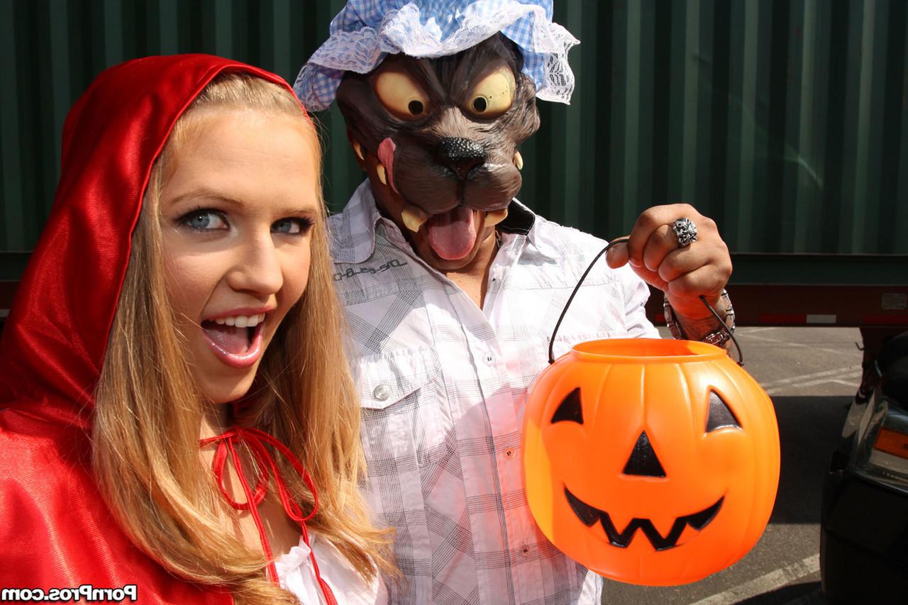 17P La pequeña bombón de Halloween Laci Laine disfrazada recibe un gran regalo negro