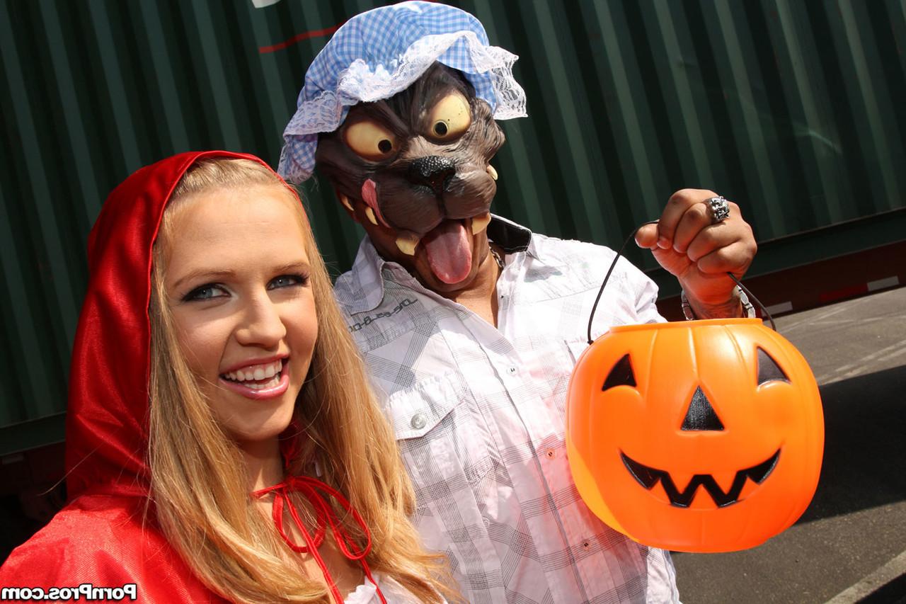 17P La pequeña bombón de Halloween Laci Laine disfrazada recibe un gran regalo negro