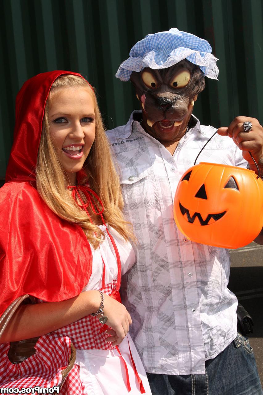 17P La pequeña bombón de Halloween Laci Laine disfrazada recibe un gran regalo negro