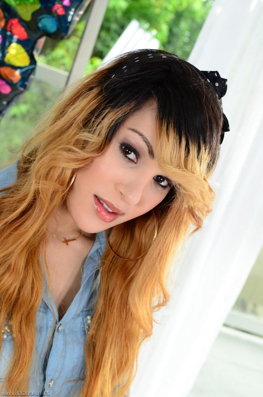 20P La pequeña transexual tatuada Ryder Monroe libera su polla y se aceita para el sexo anal