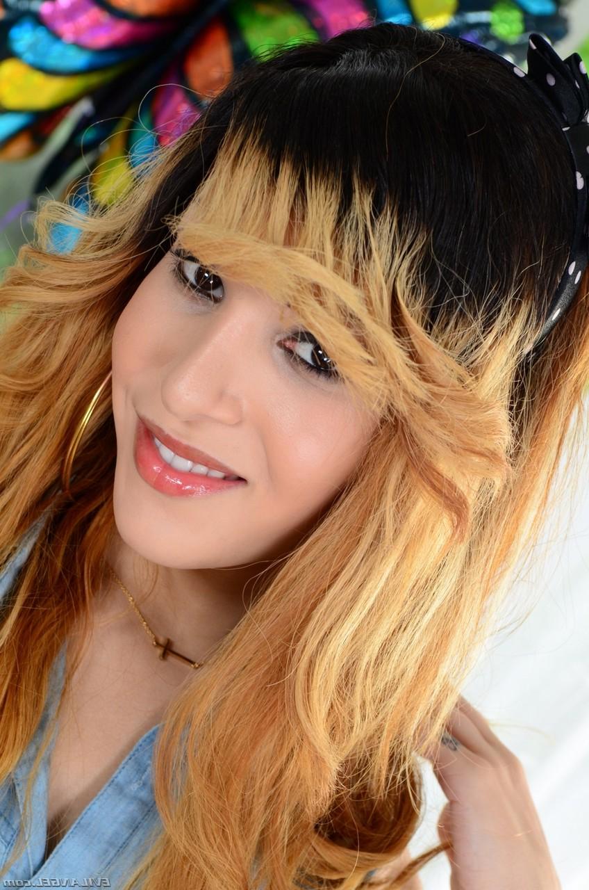 20P La pequeña transexual tatuada Ryder Monroe libera su polla y se aceita para el sexo anal