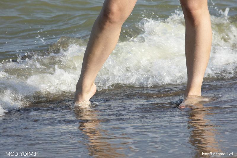 16P Le type de la fille d'à côté se met totalement nue à la plage pendant la journée