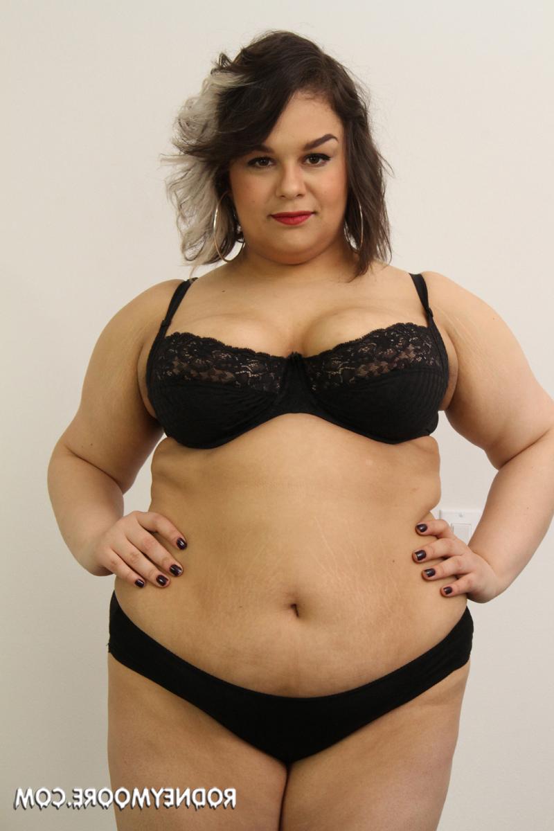 20P A amadora gostosa Simone DeBoudoir mostra seu corpo gordinho enquanto nua
