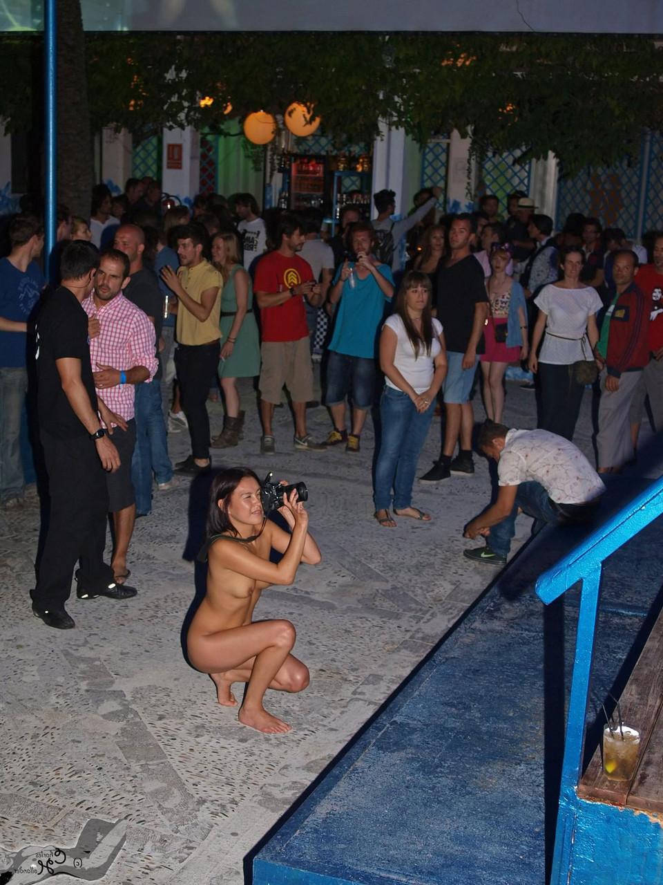 20P Filles amateurs sans vergogne posant nues en public devant les caméras