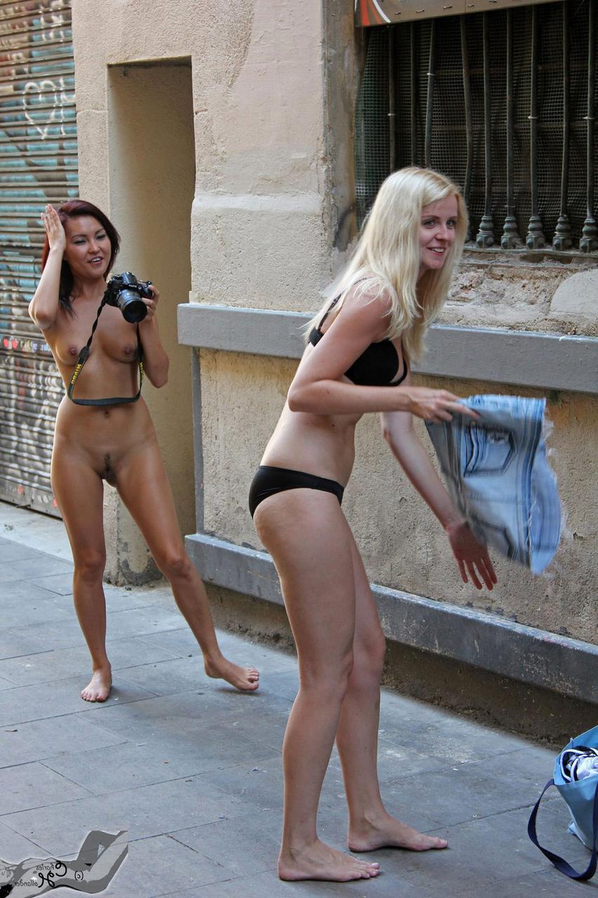 20P Filles amateurs sans vergogne posant nues en public devant les caméras