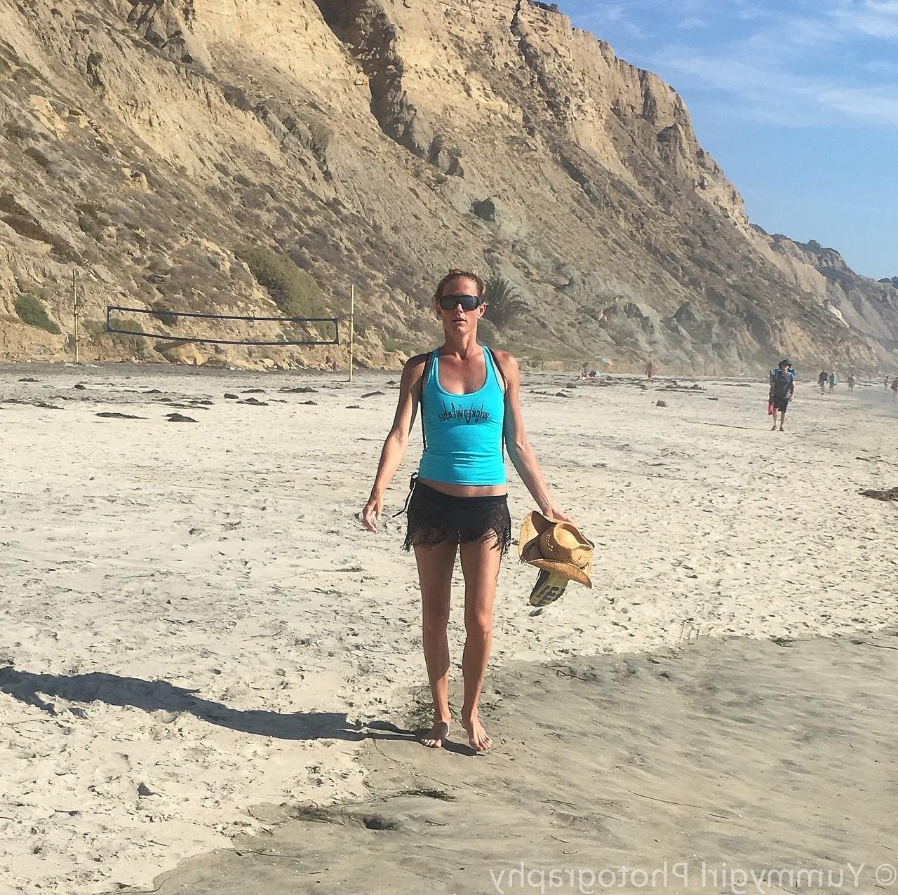 20P Die versaute, dünne MILF Sofie Marie zeigt am Strand ihren Arsch in einem String-Bikini
