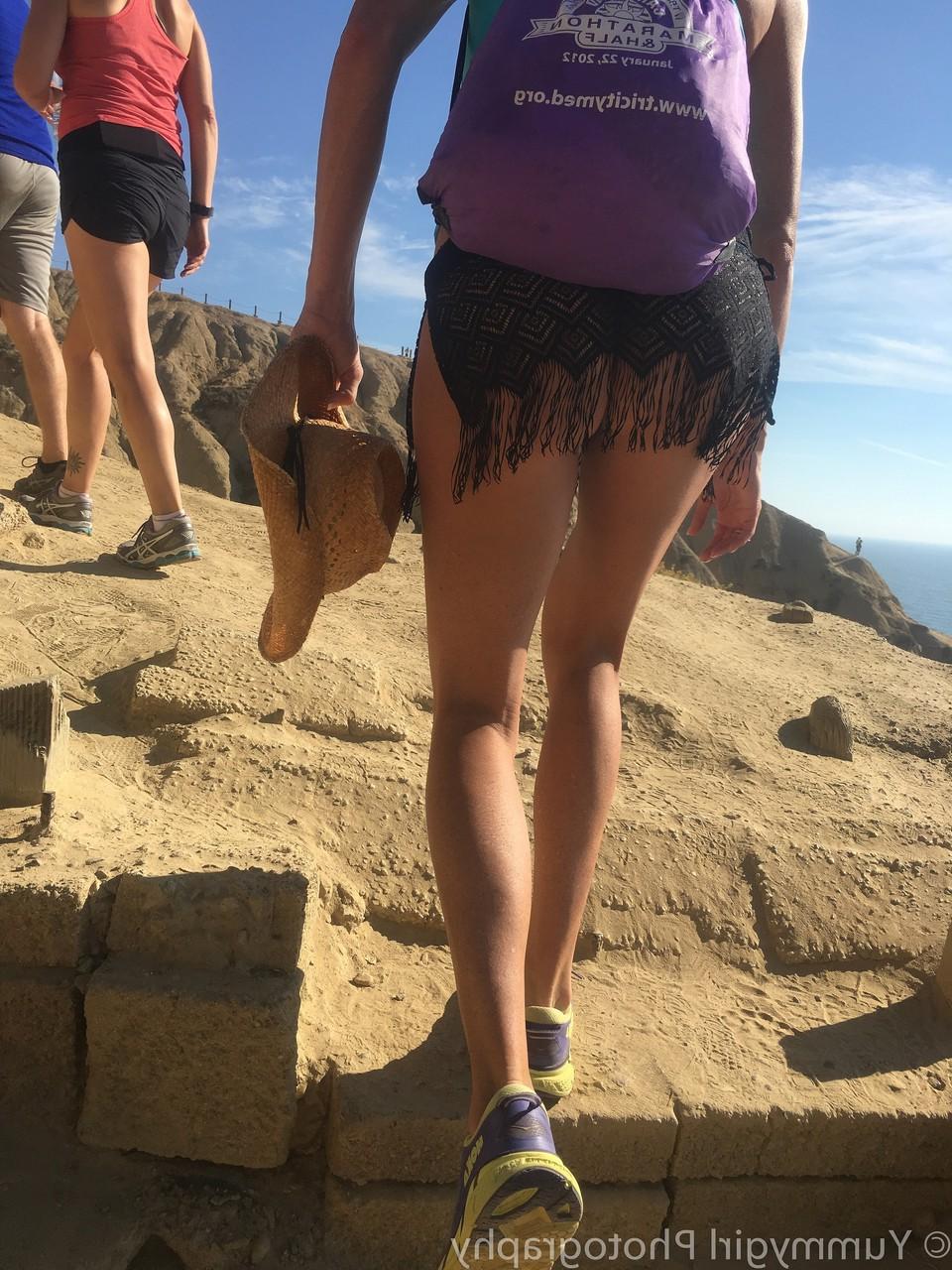 20P Die versaute, dünne MILF Sofie Marie zeigt am Strand ihren Arsch in einem String-Bikini