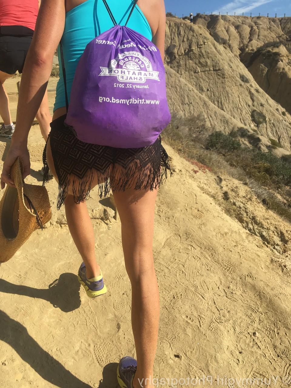 20P Die versaute, dünne MILF Sofie Marie zeigt am Strand ihren Arsch in einem String-Bikini