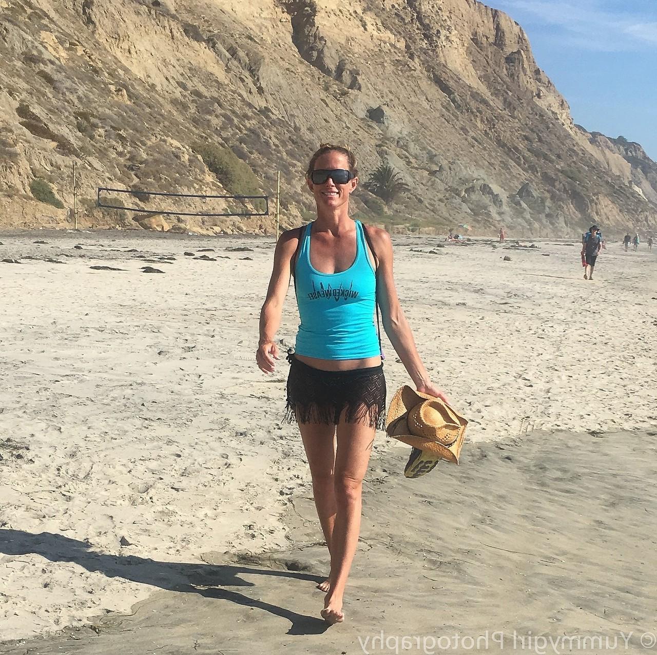20P Die versaute, dünne MILF Sofie Marie zeigt am Strand ihren Arsch in einem String-Bikini