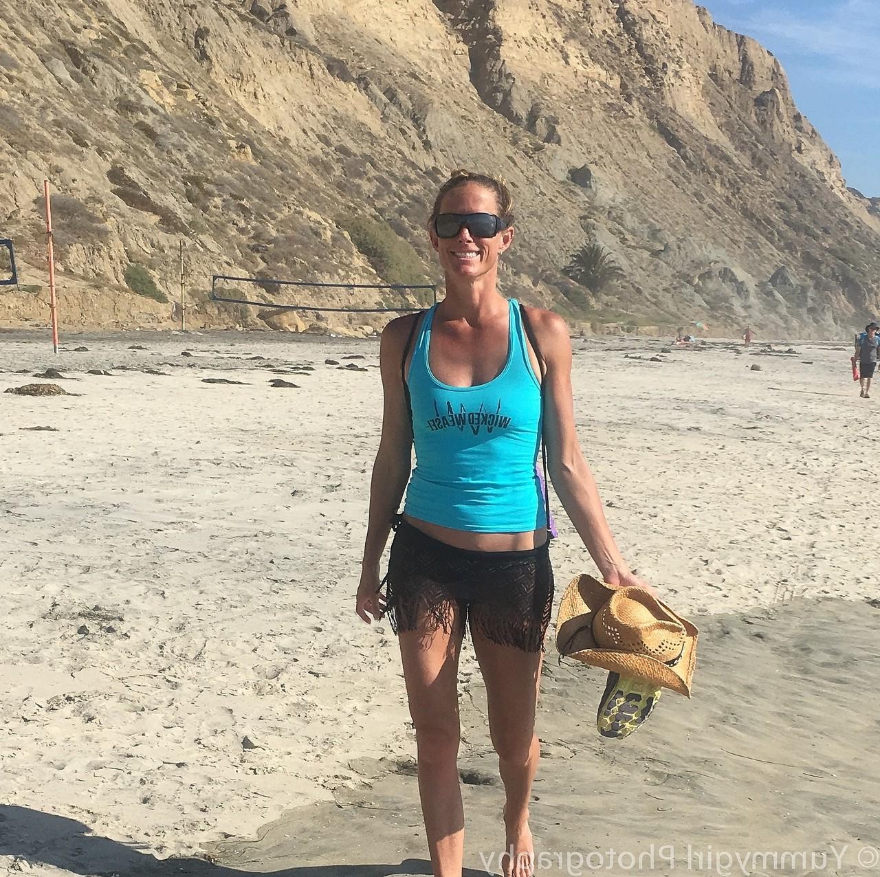 20P Die versaute, dünne MILF Sofie Marie zeigt am Strand ihren Arsch in einem String-Bikini