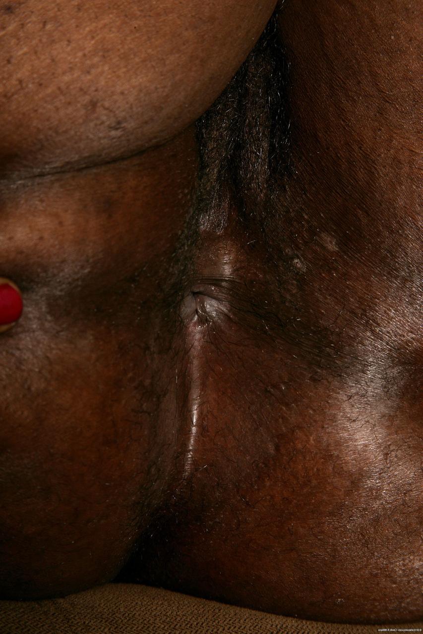 20P La gorda de ébano Chocolate expone sus grandes tetas y se frota el coño tupido