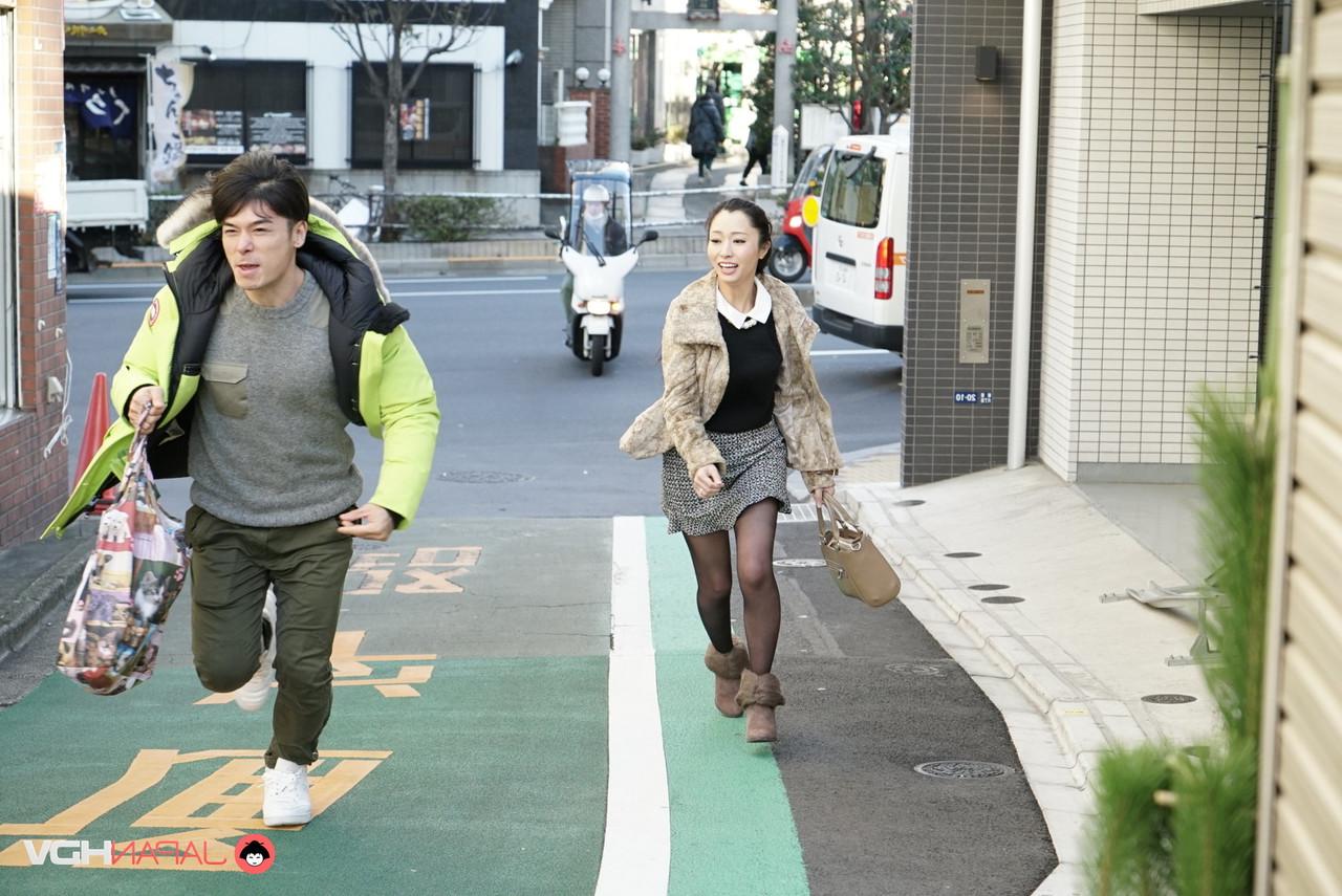 15P 日本のひよこすみれがオーラルセックスを受ける前に泥棒を追いかける