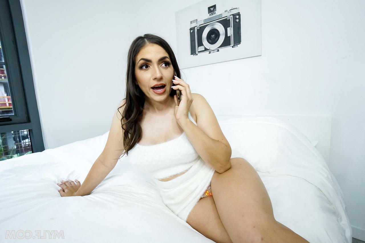 20P Die sexy Brünette Valentina Bellucci beendet die heiße POV-Action mit einer Gesichtsbehandlung