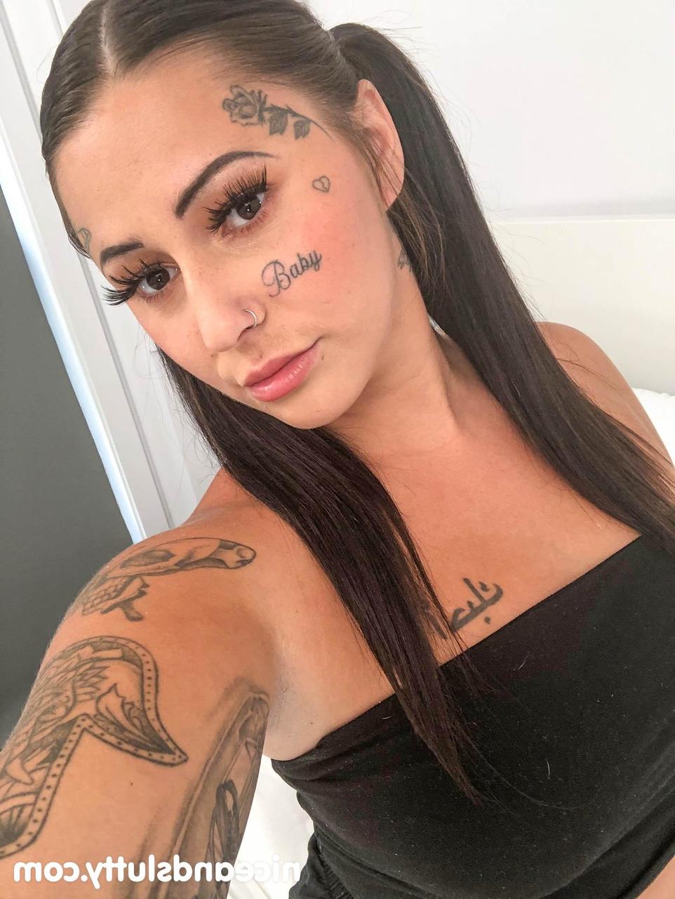 20P A gordinha com tinta Krystal S mostra seu corpo e é fodida por trás