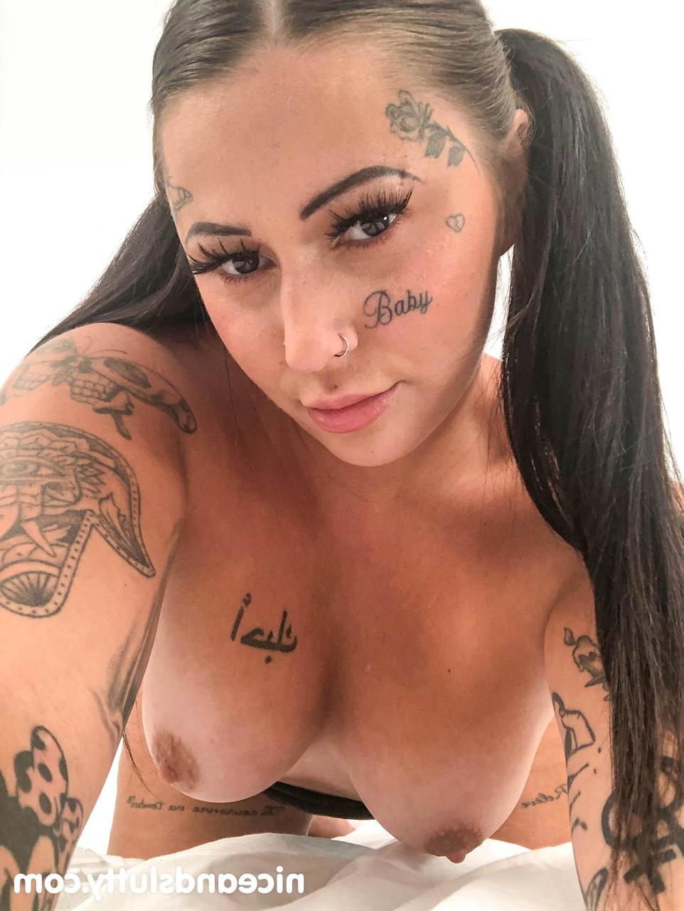 20P A gordinha com tinta Krystal S mostra seu corpo e é fodida por trás