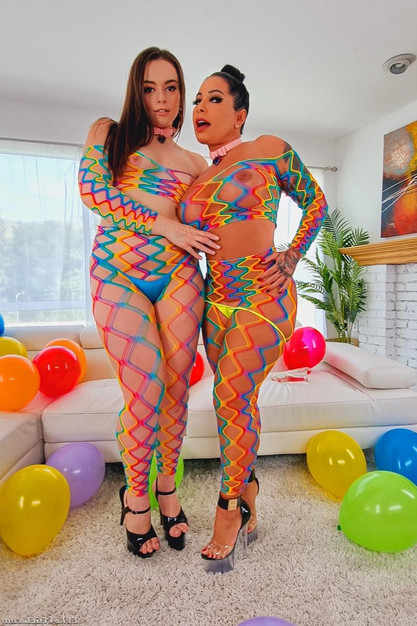 15P Monica Santhiago and Sophia Burns display their big butts before a kinky 3some