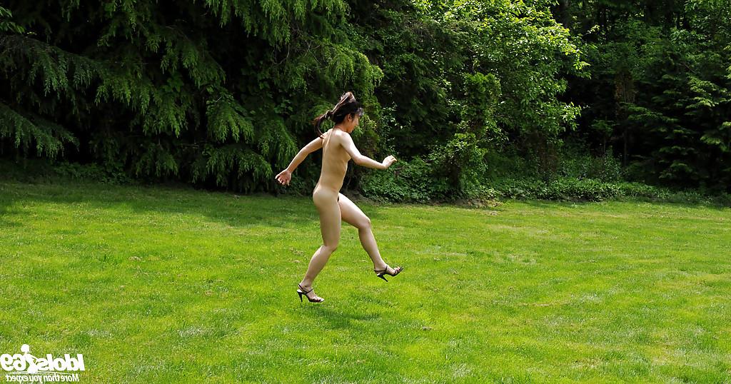 16P Nackte asiatische Süße mit kleinen Titten und haariger Muschi hat Spaß im Freien