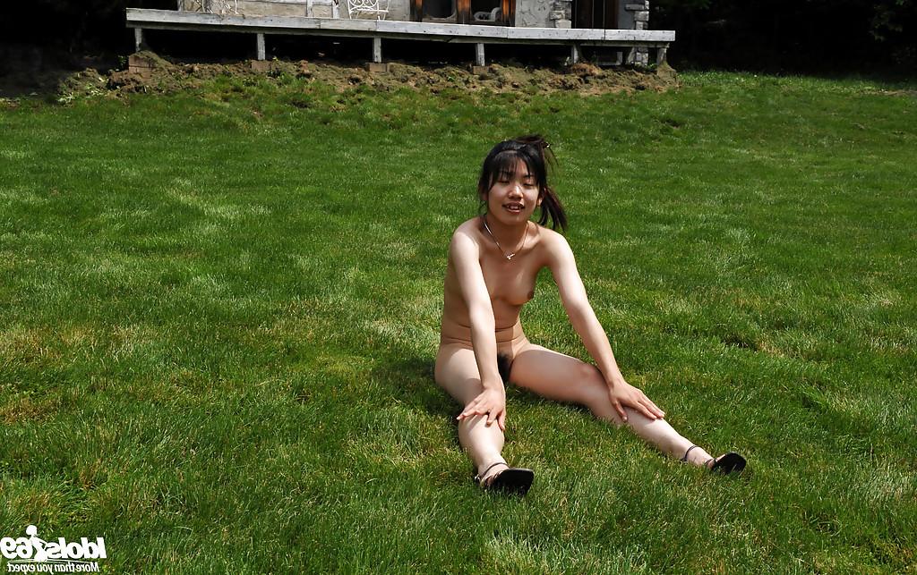 16P Nackte asiatische Süße mit kleinen Titten und haariger Muschi hat Spaß im Freien