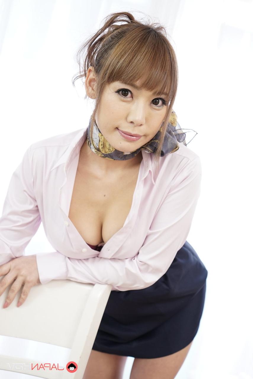 15P La jolie japonaise Ann Takase découvre ses seins fermes pendant un jeu en jupe haute.
