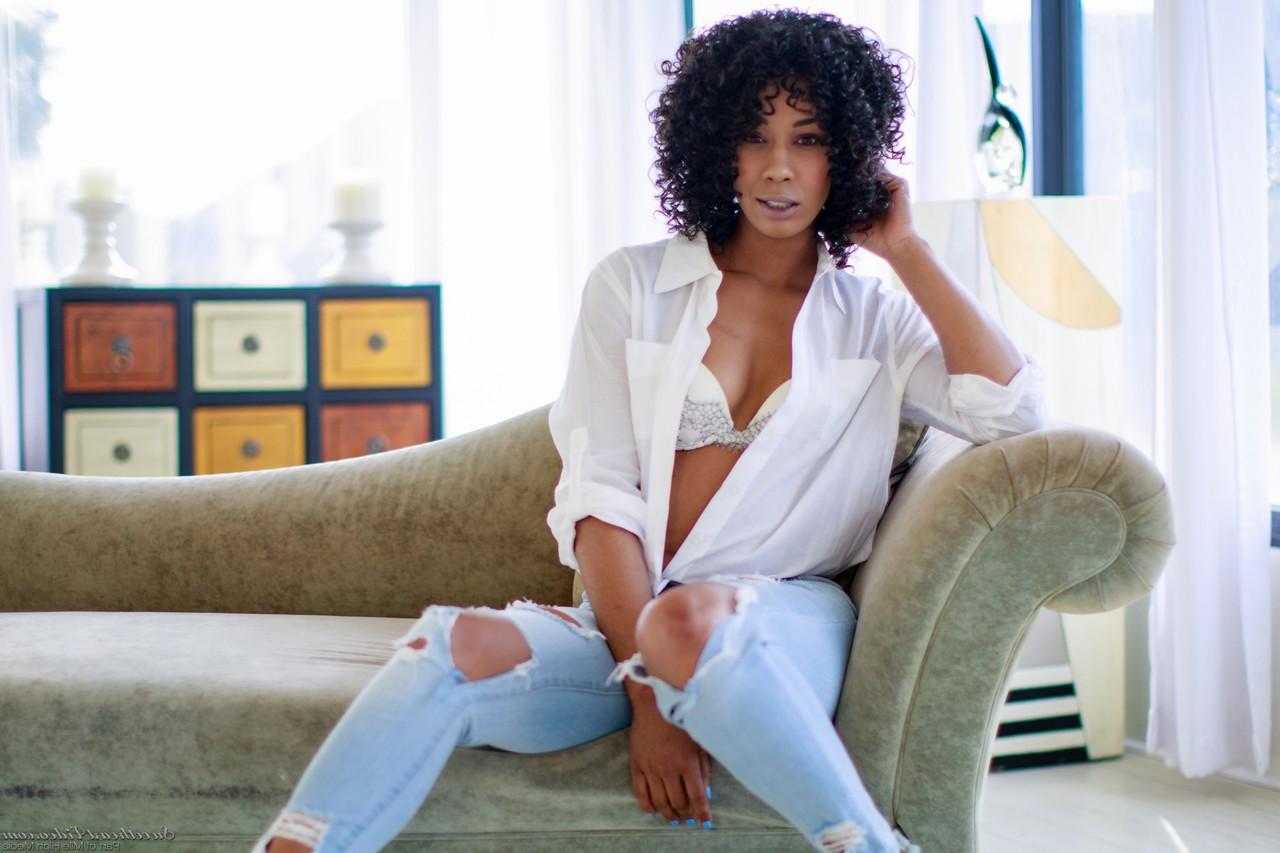 15P La belle fille noire Misty Stone se met totalement nue sur une chaise longue.