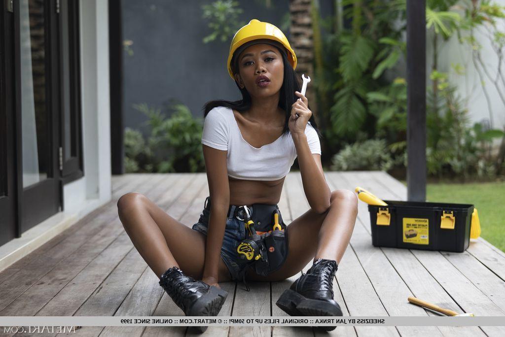 18P La jeune asiatique Sheeiziss se déshabille sur un porche tout en portant un chapeau de chantier.
