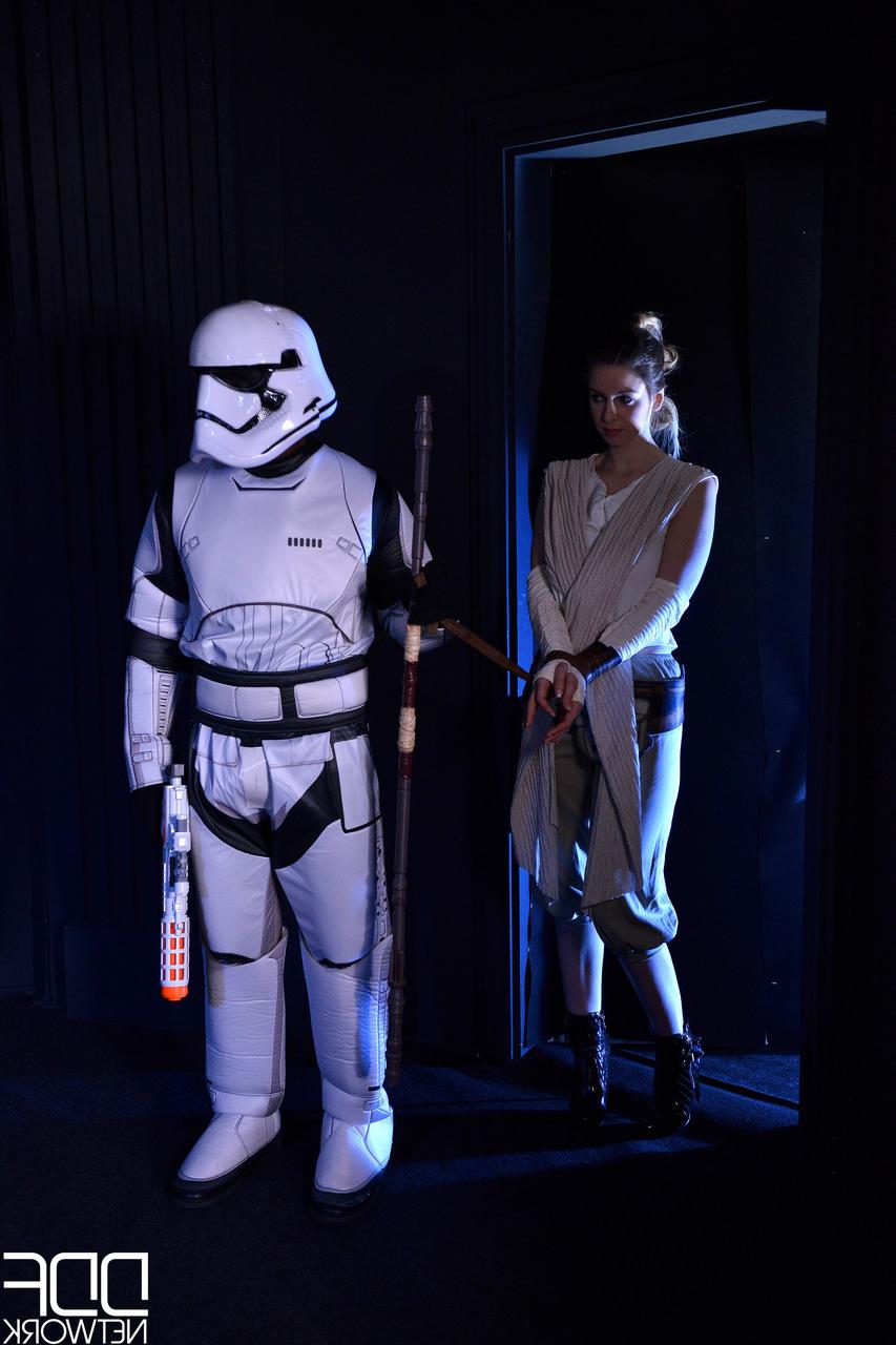 17P Ebony trooper and white Jedi team up to double penetrate beauty Stella Cox