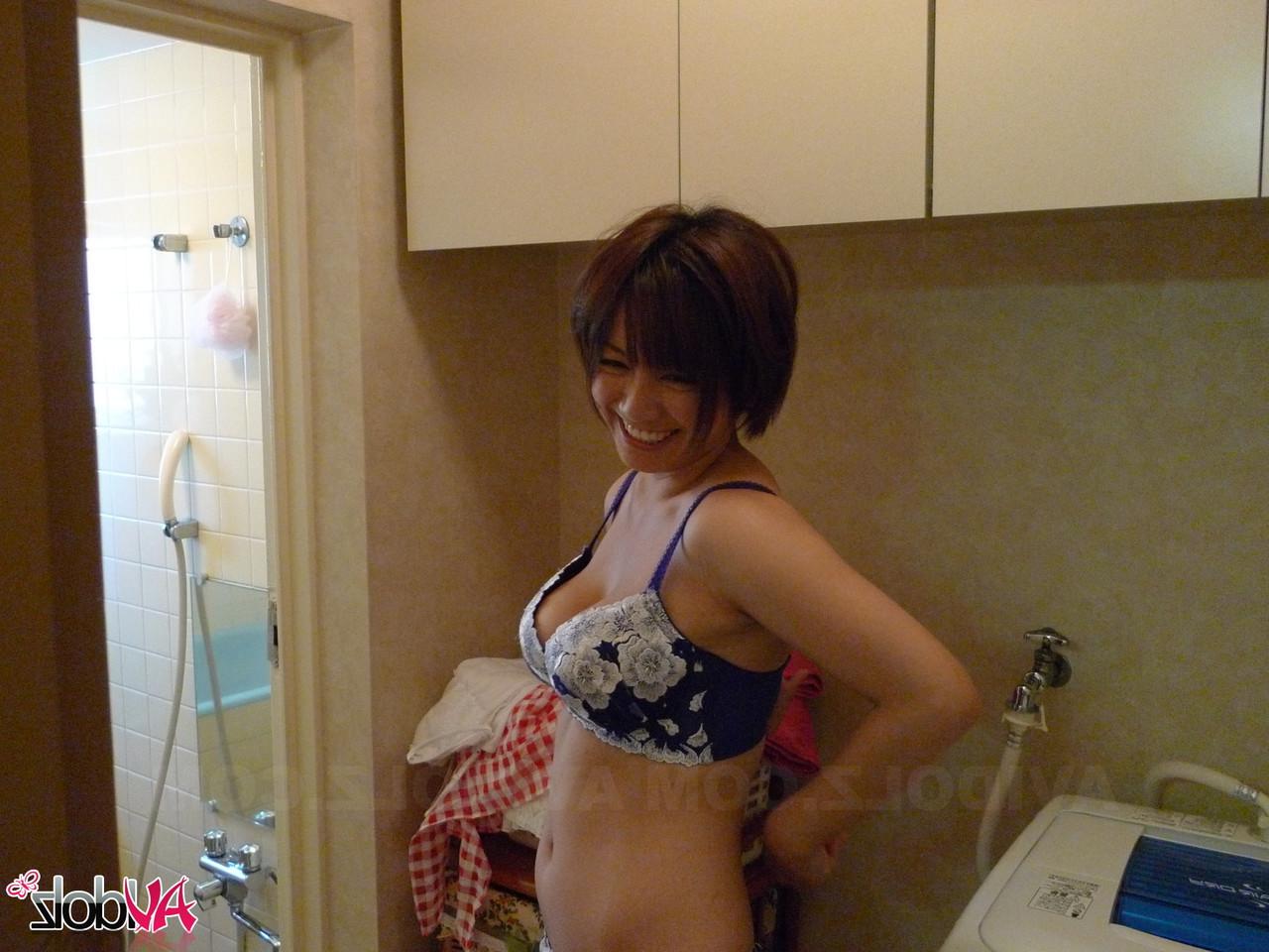 20P Ama de casa japonesa de pelo corto Meguru Kosaka deja que su amante juegue con su manguito