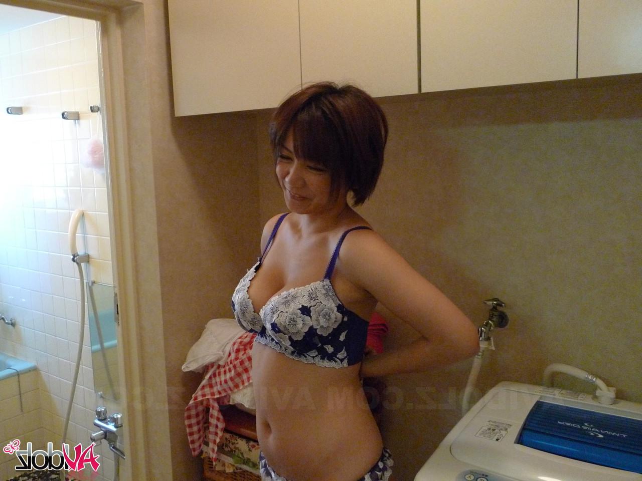 20P Ama de casa japonesa de pelo corto Meguru Kosaka deja que su amante juegue con su manguito