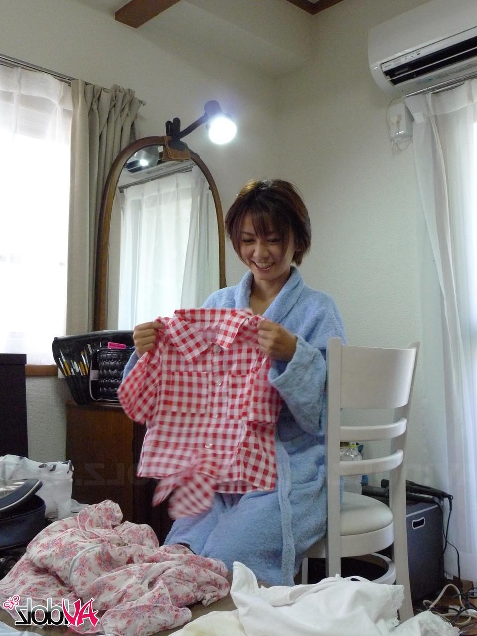 20P Ama de casa japonesa de pelo corto Meguru Kosaka deja que su amante juegue con su manguito