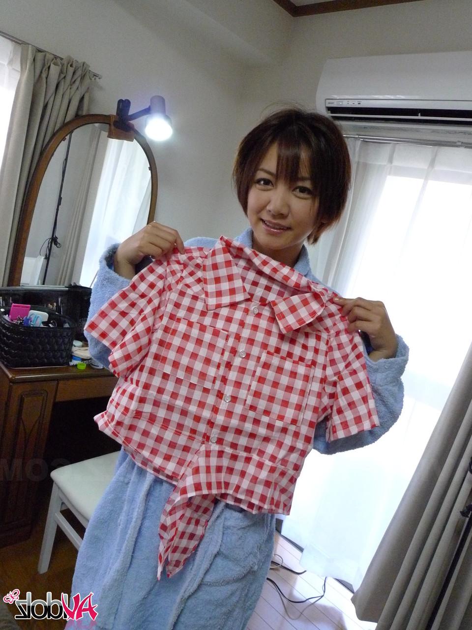 20P Ama de casa japonesa de pelo corto Meguru Kosaka deja que su amante juegue con su manguito