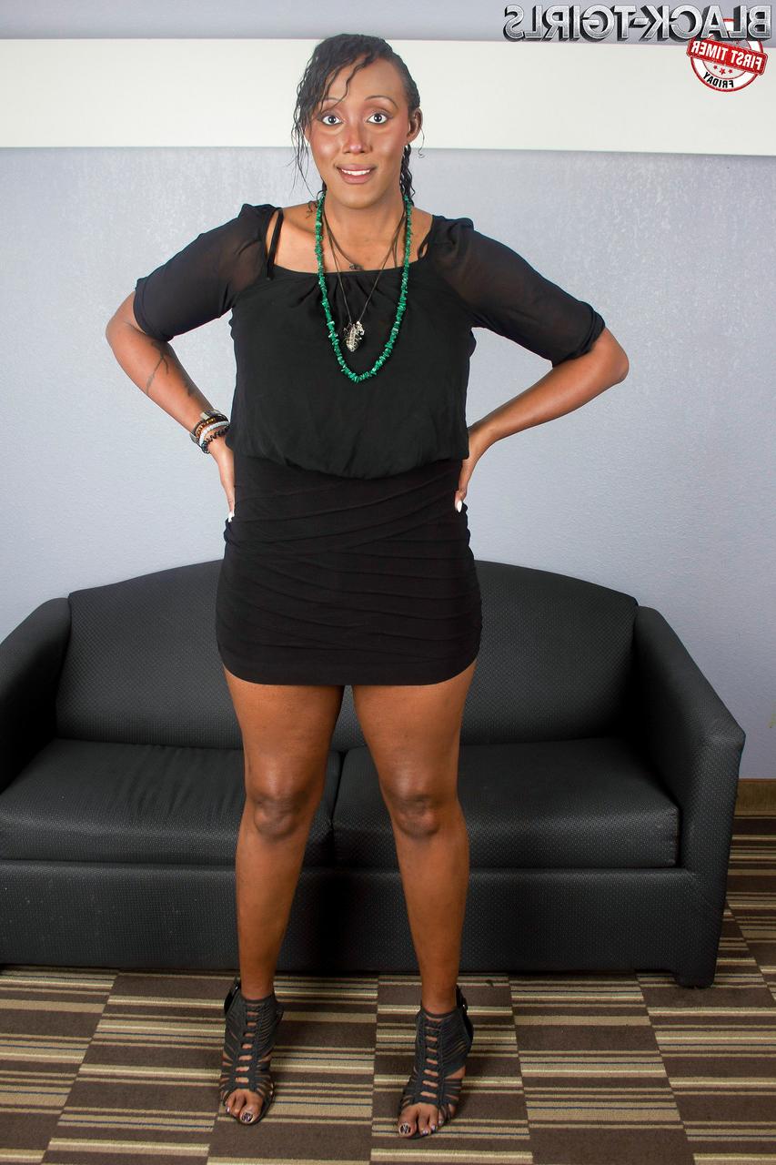 16P Sexy travesti de ébano Toni Imani mostra seus juggs e seu pau em um solo