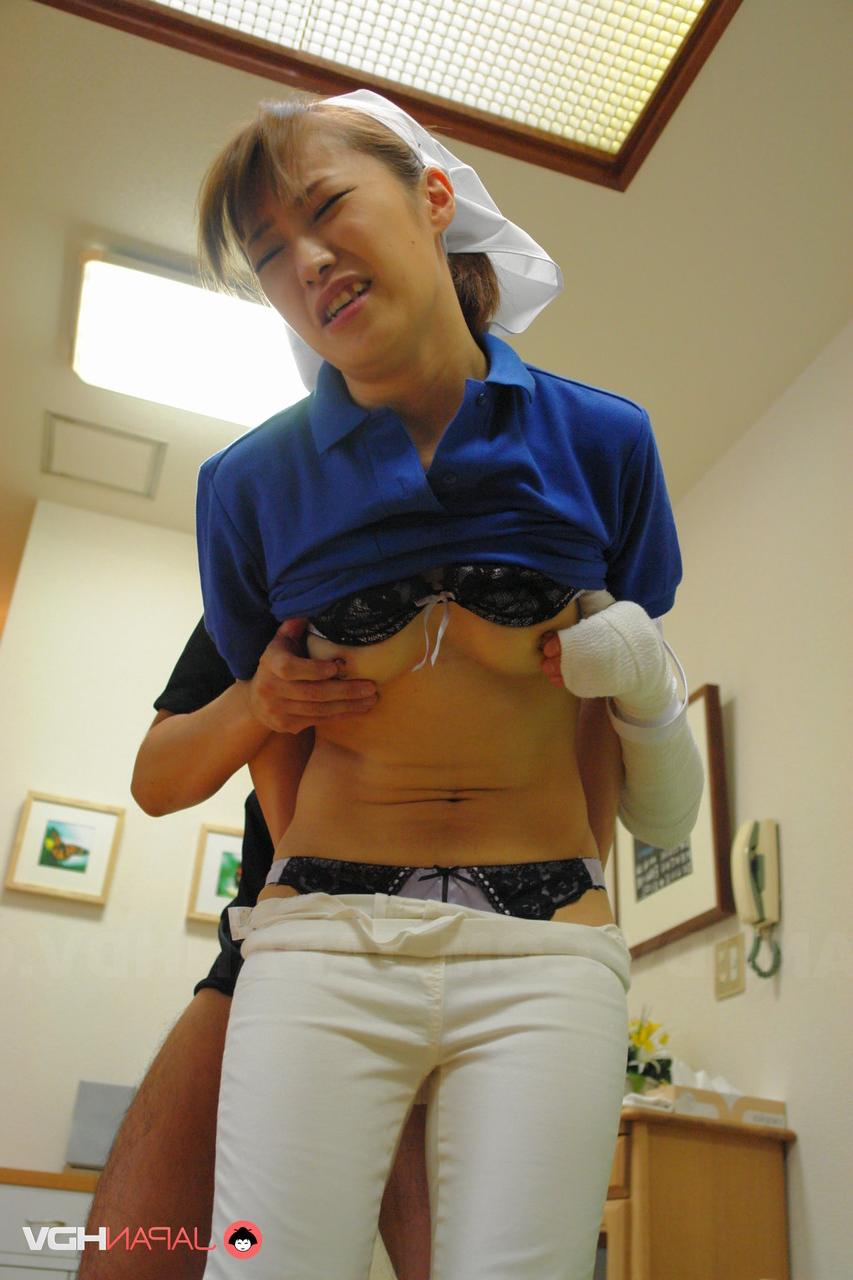15P La criada japonesa pelirroja Yukari Toudou luce un creampie después de tener sexo con su jefe