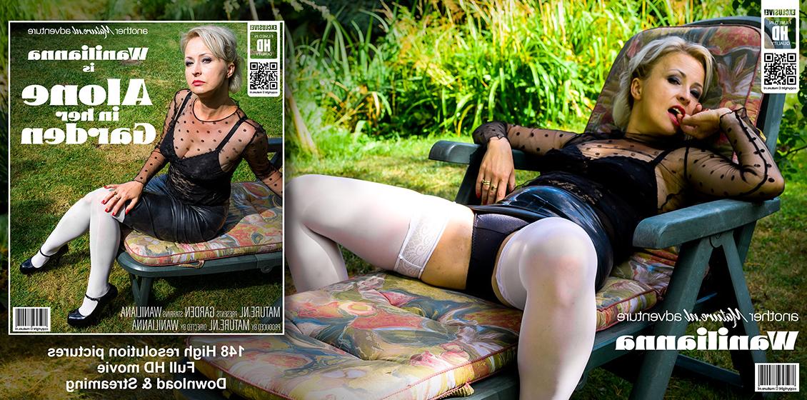 11P Die alte platinblonde Nikita Wanilianna masturbiert auf einem Liegestuhl im Hinterhof