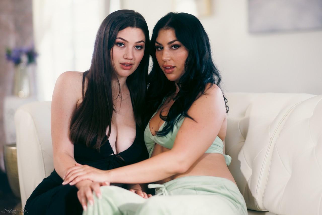 20P As morenas lésbicas Alyx Star e Queenie Sateen provam os castores uma da outra