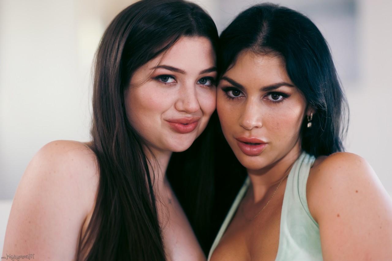 20P As morenas lésbicas Alyx Star e Queenie Sateen provam os castores uma da outra