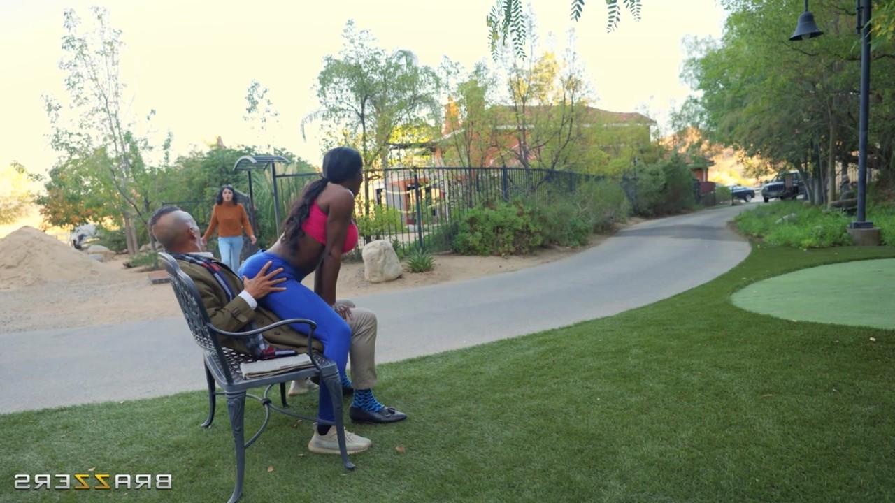 20P BBW Ebony Mystique genießt wilden Interracial-Sex mit einem Fremden im Freien