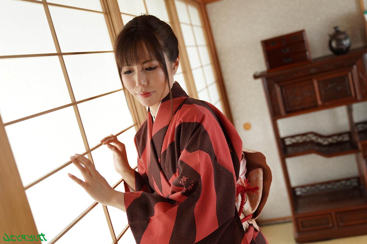 20P La esposa asiática miyuki sakura muestra su coño afeitado con creampie después del sexo