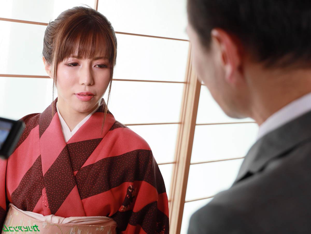 20P La esposa asiática miyuki sakura muestra su coño afeitado con creampie después del sexo