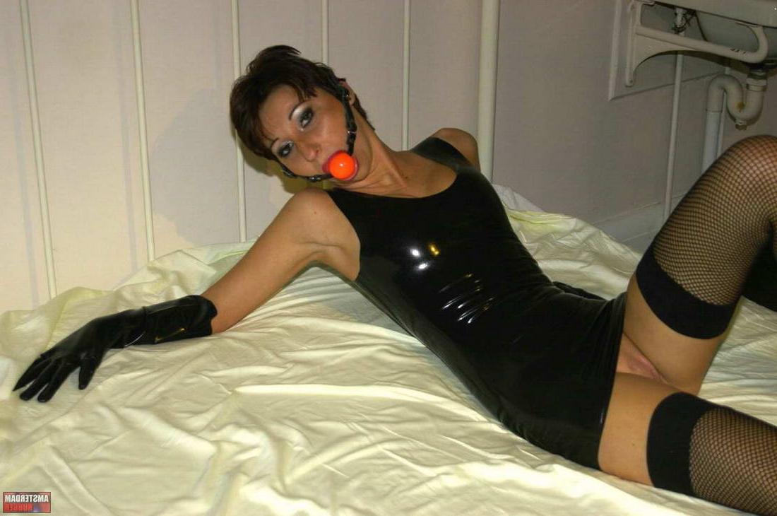 14P Diese sexy Brünette fickt ihre Muschi auf dem Bett mit einem Dildo und trägt dabei einen Ballknebel