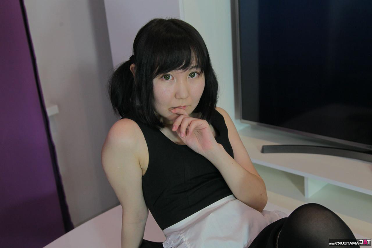 20P La chica japonesa Akuma Loli se quita los calcetines OTK negros antes de mostrar su coño