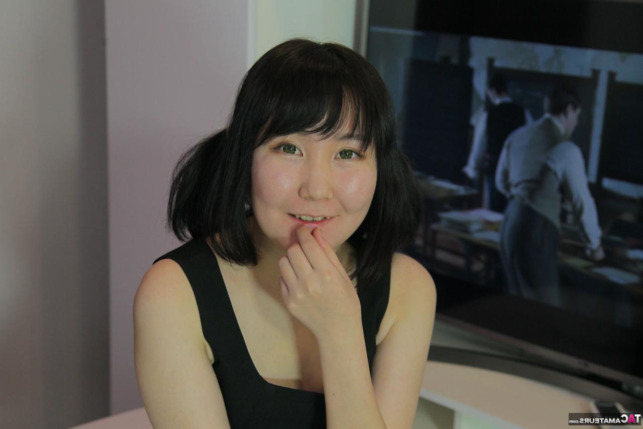 20P La chica japonesa Akuma Loli se quita los calcetines OTK negros antes de mostrar su coño