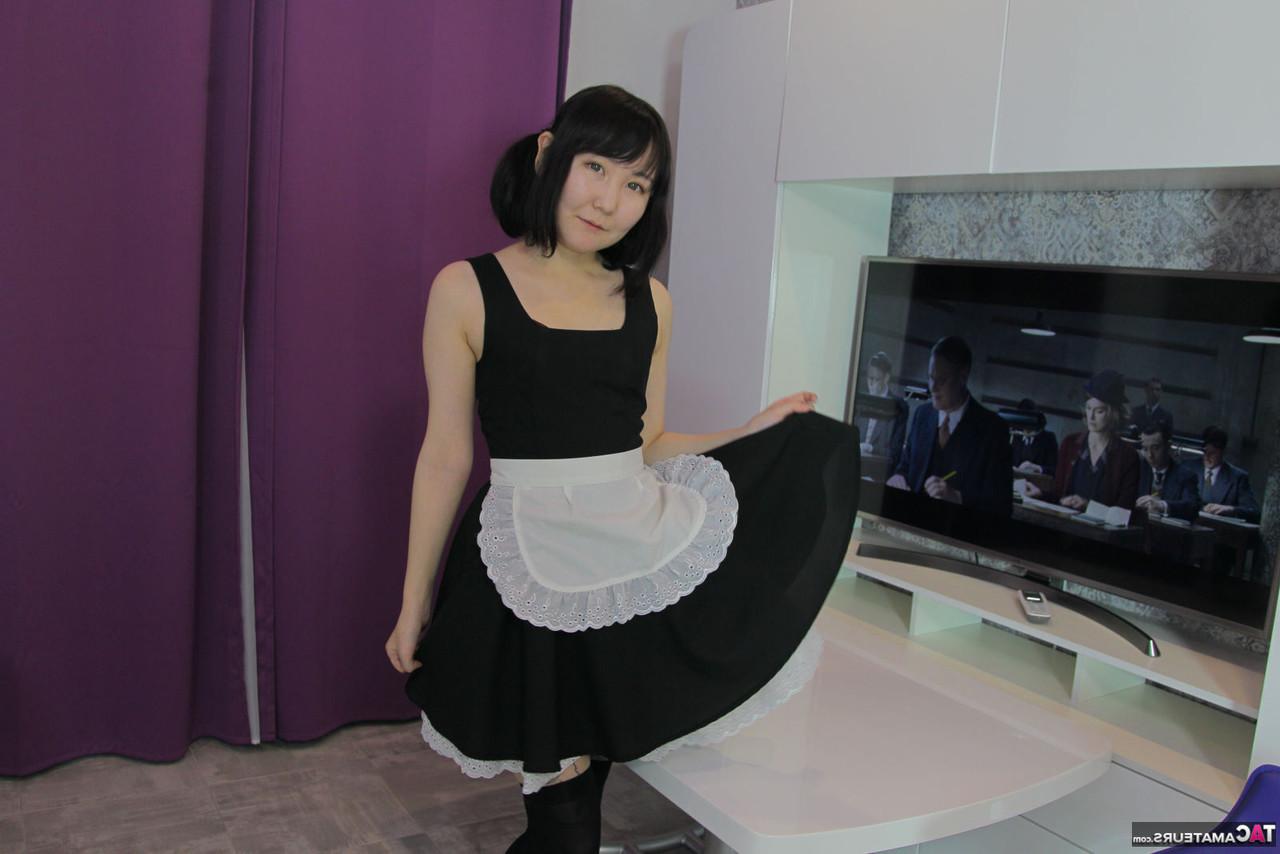 20P La chica japonesa Akuma Loli se quita los calcetines OTK negros antes de mostrar su coño