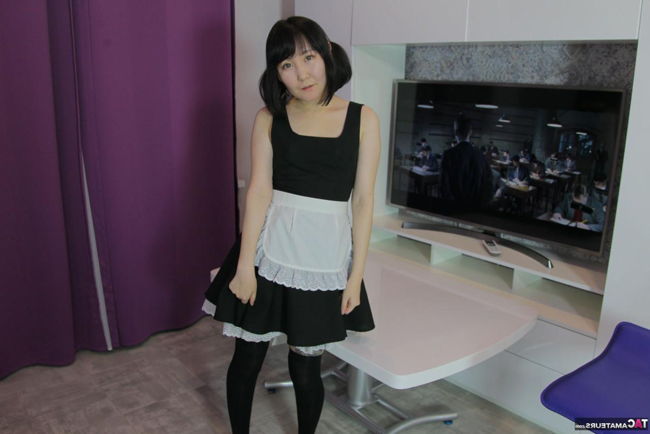 20P La chica japonesa Akuma Loli se quita los calcetines OTK negros antes de mostrar su coño